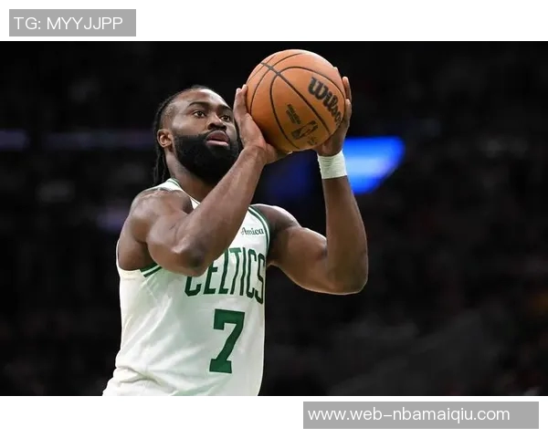 杰伦布朗弧顶三分精准回应个人得分已突破30分展现强大实力